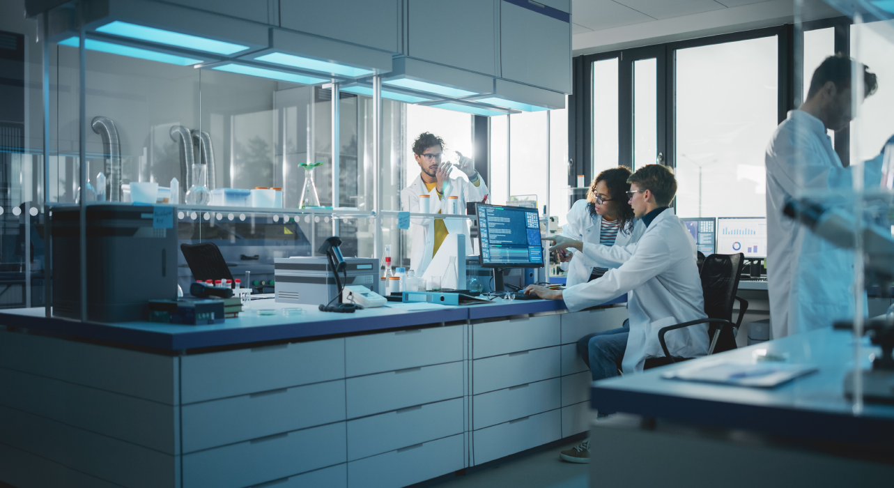 Um laboratório moderno com cientistas de bata branca a trabalhar em mesas e computadores